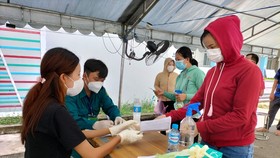Người dân phường Đông Hòa, TP Dĩ An, tỉnh Bình Dương làm thủ tục tiêm vaccine tại điểm tiêm trên địa bàn