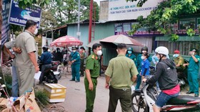 Lực lượng chức năng TP Thuận An đã vận động hàng trăm người dân quay về nhà trọ nghỉ ngơi