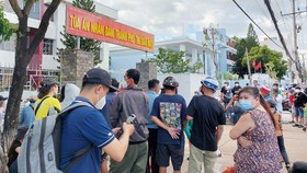 Hàng trăm người tụ tập trước cổng TAND TP Thủ Dầu Một