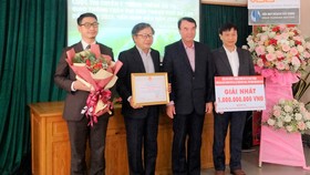 Tiến sĩ Hà Thúc Viên, Phó Hiệu trưởng VGU (thứ 2 từ trái qua) trong buổi lễ trao giải