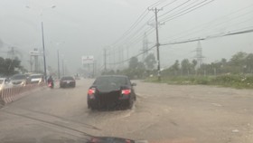 Bình Dương: Quốc lộ 13 lại ngập sau mưa lớn