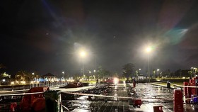 Ngã khung chiếu sáng sân khấu ở Bình Dương, 6 người bị thương