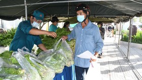 Quân khu 7 tổ chức “Gian hàng 0 đồng” hỗ trợ người khó khăn ở quận Bình Tân