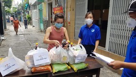 Đoàn viên thanh niên Đoàn phường 11, quận Tân Bình đi chợ giúp người dân. Ảnh: VĂN MINH