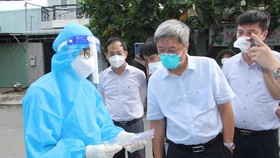 Thứ trưởng Bộ Y tế Nguyễn Trường Sơn kiểm tra công tác phòng, chống dịch Covid-19 tại huyện Bình Chánh