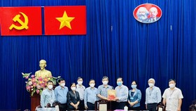 Ban Dân vận Trung ương trao tặng 500 túi thuốc cho F0 tại quận Gò Vấp