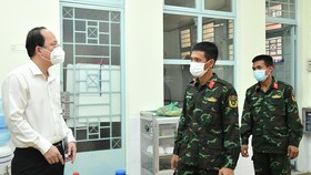 Phó Bí thư Thành ủy TPHCM Nguyễn Hồ Hải thăm hỏi chiến sĩ Sư đoàn Bộ binh 309. Ảnh: VIỆT DŨNG
