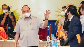 Chủ tịch nước Nguyễn Xuân Phúc gợi mở cách kiểm soát dịch và phát triển kinh tế cho TPHCM