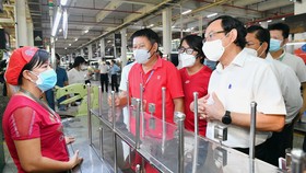 Đồng chí Nguyễn Văn Nên thăm hỏi công nhân Công ty Pouyuen. Ảnh: VIỆT DŨNG