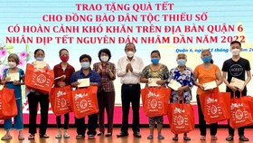 Tặng 400 suất quà cho đồng bào dân tộc thiểu số khó khăn tại quận 6