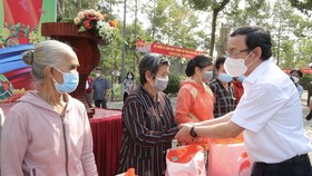 Bí thư Thành ủy TPHCM Nguyễn Văn Nên trao quà cho người nghèo, công nhân tại tỉnh Đồng Nai