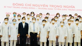 Trưởng Ban Tuyên giáo Trung ương Nguyễn Trọng Nghĩa thăm, chúc mừng đội ngũ y bác sĩ, nhân viên y tế