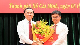 Bí thư Thành ủy TPHCM Nguyễn Văn Nên trao quyết định cho đồng chí Nguyễn Mạnh Cường. Ảnh: VIỆT DŨNG 