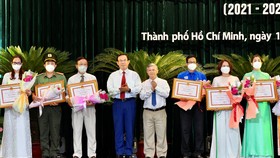 Tuyên dương các tập thể, cá nhân có thành tích xuất sắc trong học tập và làm theo Bác Hồ