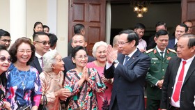 Cộng đồng người Việt tại Champasak vui mừng chào đón đồng chí Nguyễn Văn Nên đến thăm
