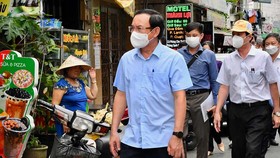 Bí thư Thành ủy TPHCM Nguyễn Văn Nên đi kiểm tra thực tế phòng chống dịch tại quận Bình Tân