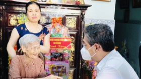 Lãnh đạo TPHCM thăm Mẹ Việt Nam anh hùng, gia đình chính sách