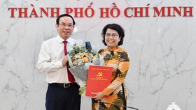 Bí thư Thành ủy TPHCM Nguyễn Văn Nên trao quyết định cho đồng chí Tô Thị Bích Châu. Ảnh: VIỆT DŨNG