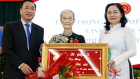 Chủ tịch HĐND TPHCM Nguyễn Thị Lệ trao Huy hiệu Đảng cho đảng viên cao tuổi đảng tại quận 3