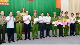 Bí thư Thành ủy TPHCM Nguyễn Thiện Nhân khen thưởng các đơn vị. Ảnh: VIỆT DŨNG