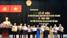 Trao tặng đồng chí Nguyễn Thọ Chân Huy hiệu 80 năm tuổi Đảng