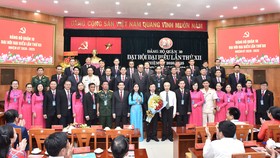 Đồng chí Dương Ngọc Hải, Chủ nhiệm Ủy ban Kiểm tra  Thành ủy TPHCM tặng hoa chúc mừng BCH Đại hội Đảng bộ quận 10. Ảnh: VIỆT DŨNG