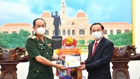 Bí thư Thành ủy TPHCM Nguyễn Văn Nên chúc tết Bộ Tư lệnh TP. Ảnh: VIỆT DŨNG
