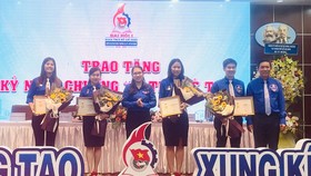 Đồng chí Trần Xuân Điền (bìa phải) và chị Nguyễn Phương Thảo (giữa) chúc mừng các cá nhân nhận Kỷ niệm chương Vì thế hệ trẻ