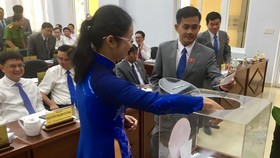 Các đại biểu HĐND quận Thủ Đức bỏ phiếu bầu đồng chí Nguyễn Thọ Truyền giữ chức danh Chủ tịch HĐND quận Thủ Đức nhiệm kỳ 2016-2021.