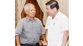 Chủ tịch UBNDTPHCM Nguyễn Thành Phong tiếp ông Nguyễn Xuân Lê.Ảnh:Việt Dũng