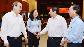 Trưởng ban Tổ chức Trung ương Phạm Minh Chính và  Bí thư Thành ủy TPHCM Nguyễn Thiện Nhân trao đổi cùng các đại biểu tại hội nghị. Ảnh: VIỆT DŨNG