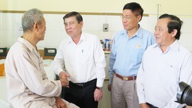 Chủ tịch UBND TPHCM Nguyễn Thành Phong ân cần thăm hỏi đồng chí Trần Tài Ba. Ảnh: KIỀU PHONG