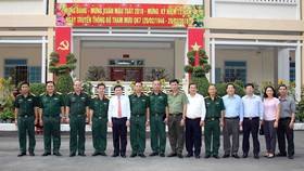 Chủ tịch UBND TPHCM Nguyễn Thành Phong cùng Thiếu tướng Du Trường Giang, Phó Tư lệnh Quân khu 7 chụp ảnh lưu niệm cùng Tiểu đoàn Vệ binh 180. Ảnh: DŨNG PHƯƠNG