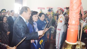Đồng chí Tất Thành Cang, Ủy viên Trung ương Đảng, Phó Bí thư Thường trực Thành ủy TPHCM, cùng các đại biểu dâng hương tại Bảo tàng Hồ Chí Minh - Chi nhánh TPHCM. Ảnh: QUANG HUY