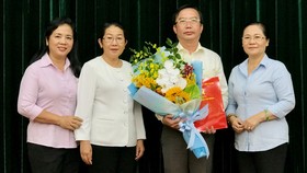 Tân Chánh Văn phòng Thành ủy TPHCM Trần Thế Thuận (thứ 2, từ phải sang) tại buổi trao quyết định. Ảnh: KIỀU PHONG