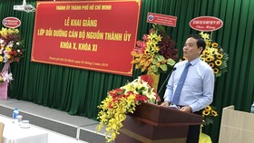 Đồng chí Trần Lưu Quang, Ủy viên Trung ương Đảng, Phó Bí thư Thường Trực Thành ủy TPHCM phát biểu tại buổi khai giảng. Ảnh: KIỀU PHONG 