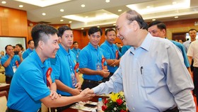 Thủ tướng Nguyễn Xuân Phúc thăm hỏi các công nhân dự cuộc họp mặt