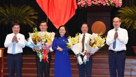 Các đồng chí lãnh đạo TPHCM chúc mừng đồng chí Hà Phước Thắng và đồng chí Đặng Minh Đạt được bầu làm ủy viên UBND TPHCM. Ảnh: VIỆT DŨNG
