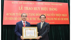 Bí thư Thành ủy TPHCM Nguyễn Thiện Nhân nhận Huy hiệu 40 năm tuổi Đảng