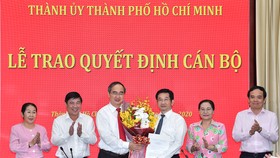 Bí thư Thành ủy TPHCM Nguyễn Thiện Nhân cùng các đồng chí lãnh đạo TP chúc mừng đồng chí Dương Ngọc Hải. Ảnh:VIỆT DŨNG