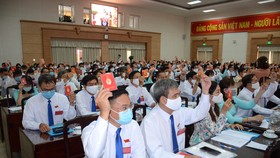 Các đại biểu thông qua nghị quyết, các công trình, chương trình phát triển quận Bình Tân trong 5 năm tới.