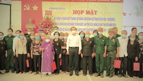 Đồng chí Nguyễn Văn Nên chụp ảnh lưu niệm cùng các đồng chí nguyên là cán bộ, chiến sĩ Đại đội 33, Trung đội nữ huyện Gò Dầu. Ảnh: KIỀU PHONG
