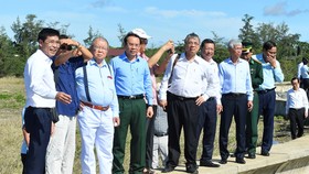 Bí thư Thành ủy TPHCM Nguyễn Văn Nên cùng các chuyên gia khảo sát tại huyện Cần Giờ. Ảnh: VIỆT DŨNG