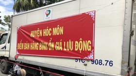 Một xe bán thực phẩm lưu động giá bình ổn của huyện Hóc Môn. Ảnh: TRẦN VĂN