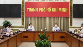 Phó Thủ tướng Thường trực Trương Hòa Bình và Chủ tịch UBND TPHCM Nguyễn Thành Phong dự tại điểm cầu UBND TPHCM. Ảnh: Trung tâm Báo chí TPHCM