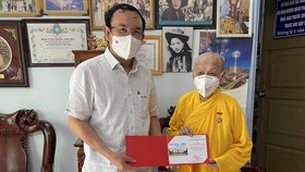 Bí thư Thành ủy TPHCM Nguyễn Văn Nên trao Huy hiệu TPHCM đến Ni trưởng Thích Nữ Diệu Nghĩa