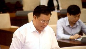 Bộ trưởng Bộ Tài chính Đinh Tiến Dũng trình bày báo cáo tại phiên họp 