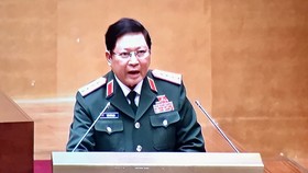 Bộ trưởng Bộ Quốc phòng, Đại tướng Ngô Xuân Lịch trình bày Tờ trình về dự án Luật Cảnh sát biển Việt Nam 