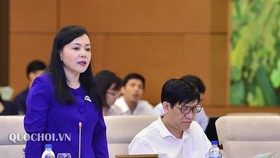 Bộ trưởng Bộ Y tế Nguyễn Thị Kim Tiến trình bày dự án Luật 