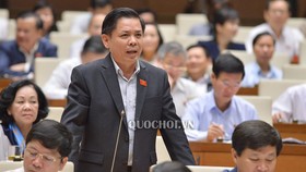 Bộ trưởng Bộ Giao thông Vận tải Nguyễn Văn thể giải trình các chất vấn của đại biểu sáng 1-11. ẢNh: Quochoi.vn